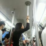 Les gens sans vergogne dans le métro