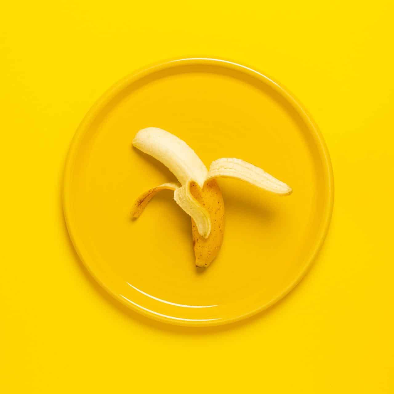 banan skalad på en gul tallrik