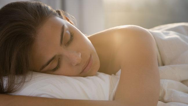 أفضل وضعيات النوم المفيدة لصحة الجسم