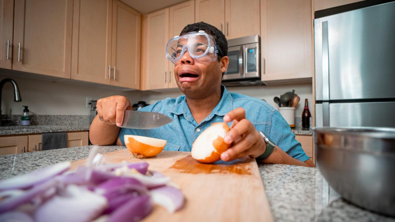 How to stop crying while cutting onions