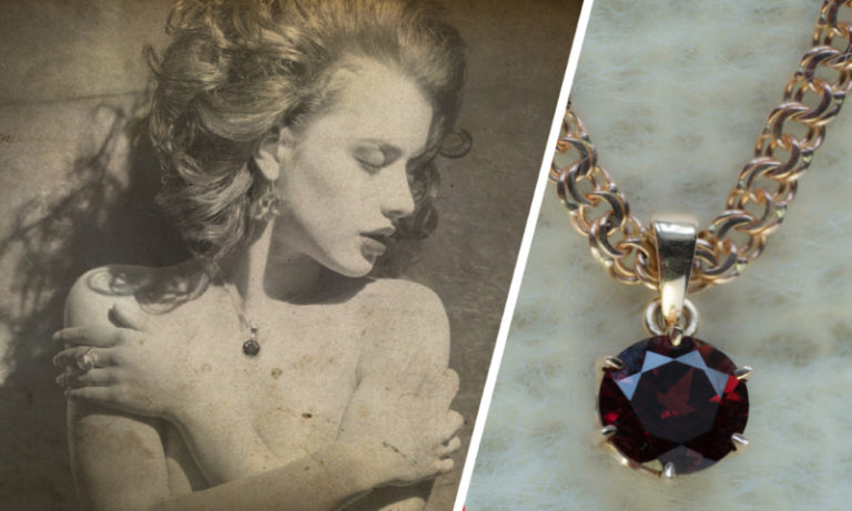 Žena nosí matčin náhrdelník 25 let – Pak uvnitř něco najde