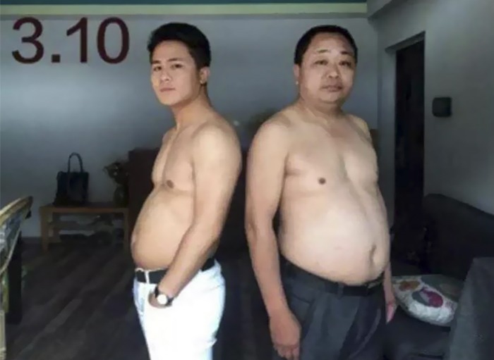 Dos hombres sin camisa, de pie y dándose la espalda