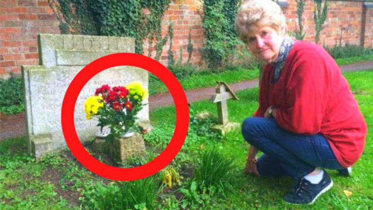 Người phụ nữ đã sốc khi nhìn thấy hoa trên mộ của chồng mình