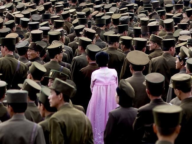 Femeie înntre soldații coreeni