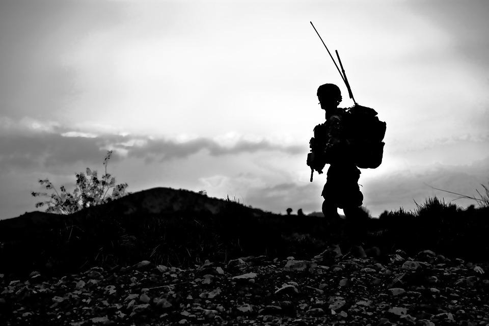 Soldado militar con mochila