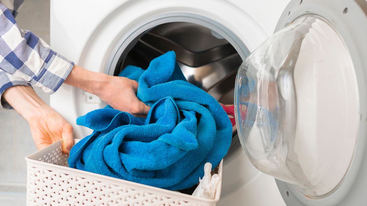 -將毛巾放入洗衣機時，確保機內沒有帶拉鍊、金屬鈕扣或鉚釘的物品