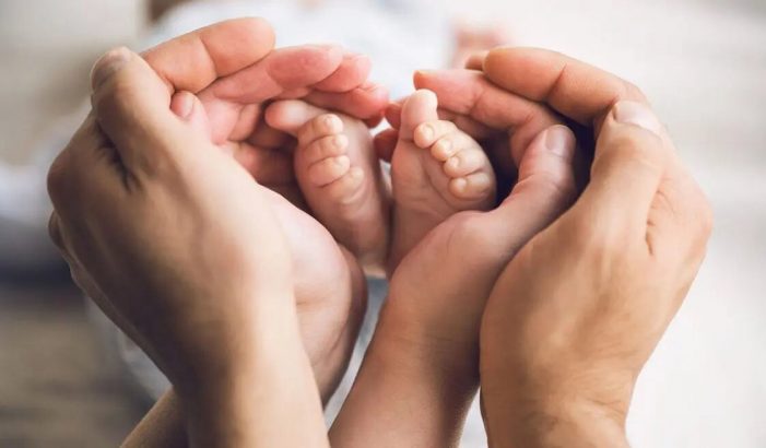 Žena si všimne zvláštní rýhy na prstu svého dítěte a hned varuje ostatní maminky