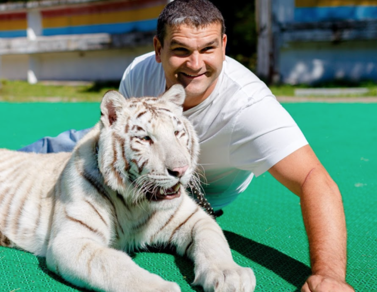 Tigern återförenas med sin djurskötare efter 5 år – se hans reaktion!