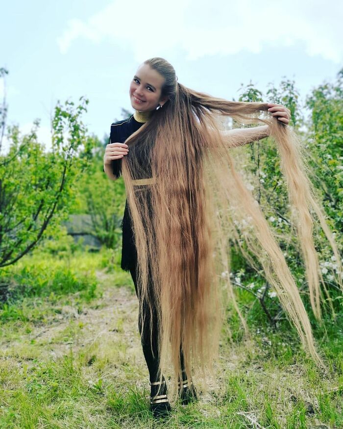 現実世界のラプンツェル：この女性とその娘は本当にとんでもなく長い髪をしている