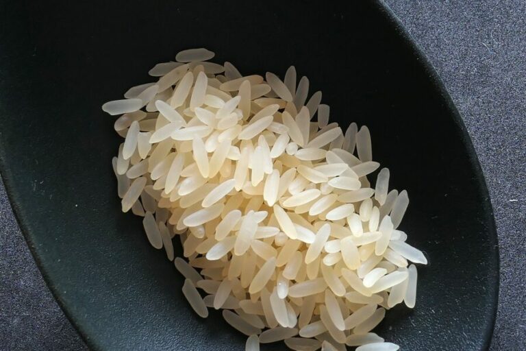 Oto dlaczego powinieneś myć szklanki ryżem i octem